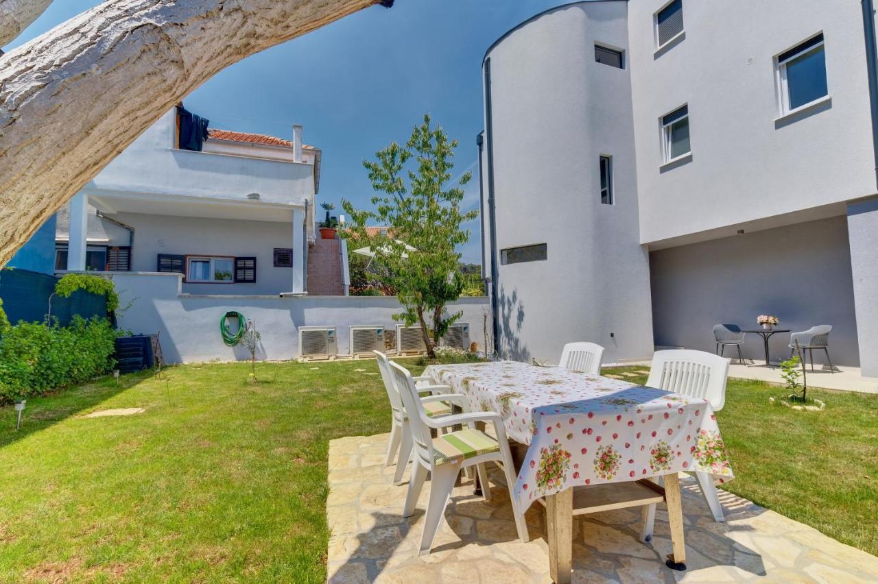 Apartments Hemetek Lussingrande Esterno foto