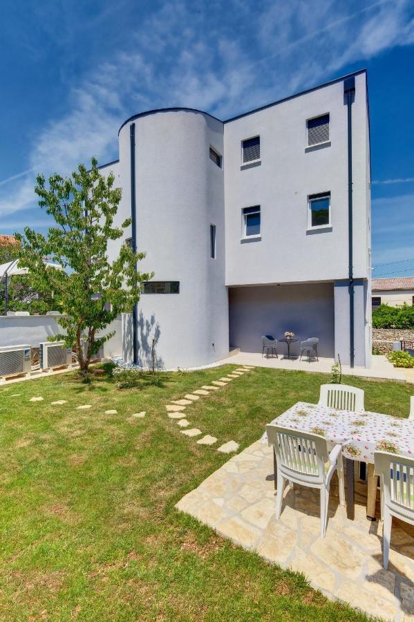 Apartments Hemetek Lussingrande Esterno foto